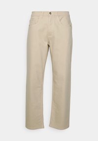 Pantalones de algodón beige con un diseño de pierna recta, que cuentan con cinco bolsillos, cierre frontal con botones y detalles de costura a tono.