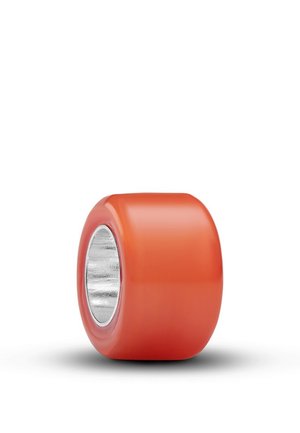 Ampia ruota arancione per skateboard con superficie liscia e nucleo metallico argentato, mostrata su uno sfondo bianco semplice.