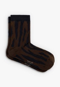 Calcetines marrones con un patrón de rayas de tigre en azul marino oscuro, con un puño acanalado y una textura suave. Con detalles de marca en gris cerca del dedo del pie.