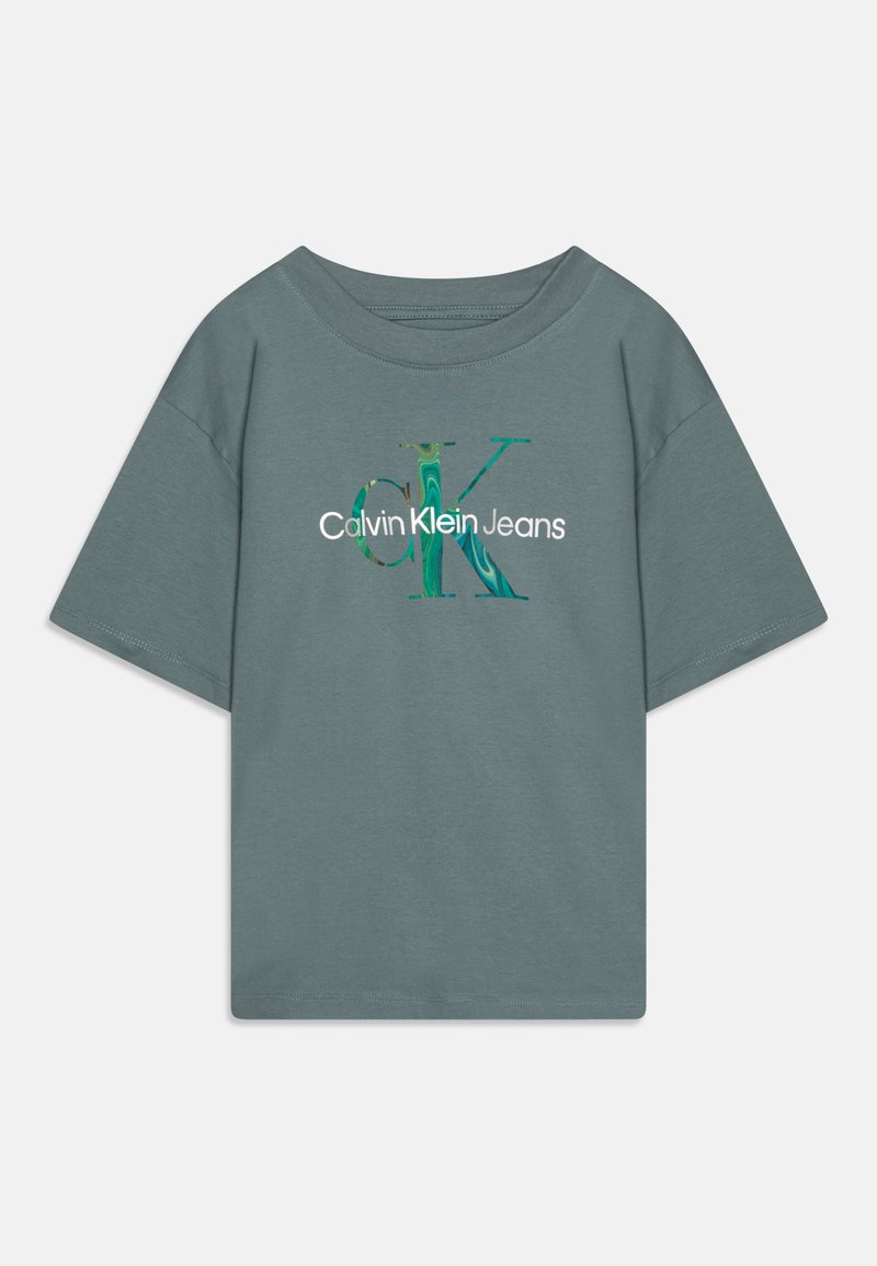Tricou din bumbac gri, cu mâneci scurte, având un motiv abstract verde și albastru în formă de literă „K” și text alb care spune „Calvin Klein Jeans.”