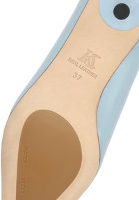 Semelle de chaussure en cuir bleu clair de taille 37, avec l'inscription "Real Leather" et la marque "Kazar Studio" embossées sur la semelle couleur cuir clair.