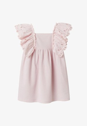 Roze, mouwlooze jurk met textuurstof, een gathered taille, ruches aan de mouwen en kantafwerking aan de randen.