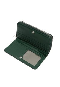 Donkergroene leren portemonnee open, met meerdere kaartsleuven, een doorzichtige ID-venster en een ritscompartiment met zilverkleurige rits.