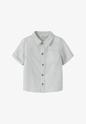 Chemise gris clair à manches courtes avec col et poche poitrine, dotée de boutons en bois et de lignes de texture subtiles verticales et horizontales.