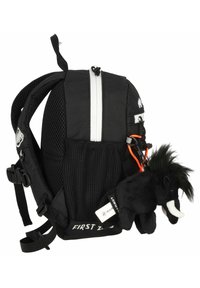 Zaino compatto e nero con dettagli in rete, cerniera bianca e portachiavi a forma di cavallo in peluche attaccato. Presenta spallacci e marchio sul davanti.