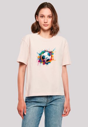 Helles rosa Baumwoll-T-Shirt mit einem bunten, spritzenden Grafikmotiv eines Fußballs in der Mitte. Lässiger Schnitt mit kurzen Ärmeln.