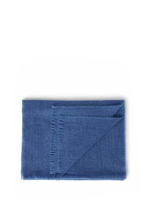 Blåt blødt stofhalstørklæde med frynser, pænt foldet på en hvid baggrund.