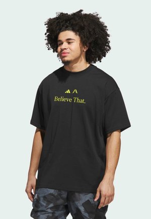 Zwarte T-shirt met korte mouwen met de tekst "Believe That." in neongele letters; ontspannen ontwerp en ronde hals.