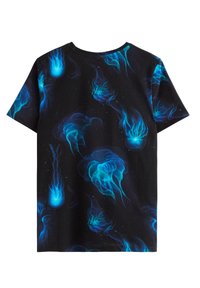 Sort kortærmet t-shirt med et blåt manetmønster, der har lette detaljer og stjerne-lignende accenter gennem stoffet.