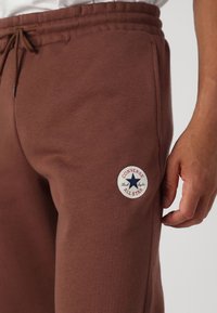 Converse PANTS UNISEX - Tepláky - bear nap