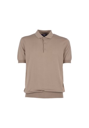 Jasnobrązowa krótka koszulka polo z trzema guzikami, ściągaczami na rękawach i pasem na dole, prezentowana na białym tle.