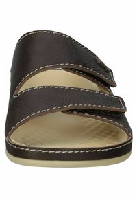 Brune lædersandal med to justerbare Velcro-stropper. Rundet form, let gummisål og tekstureret fodseng med syninger.