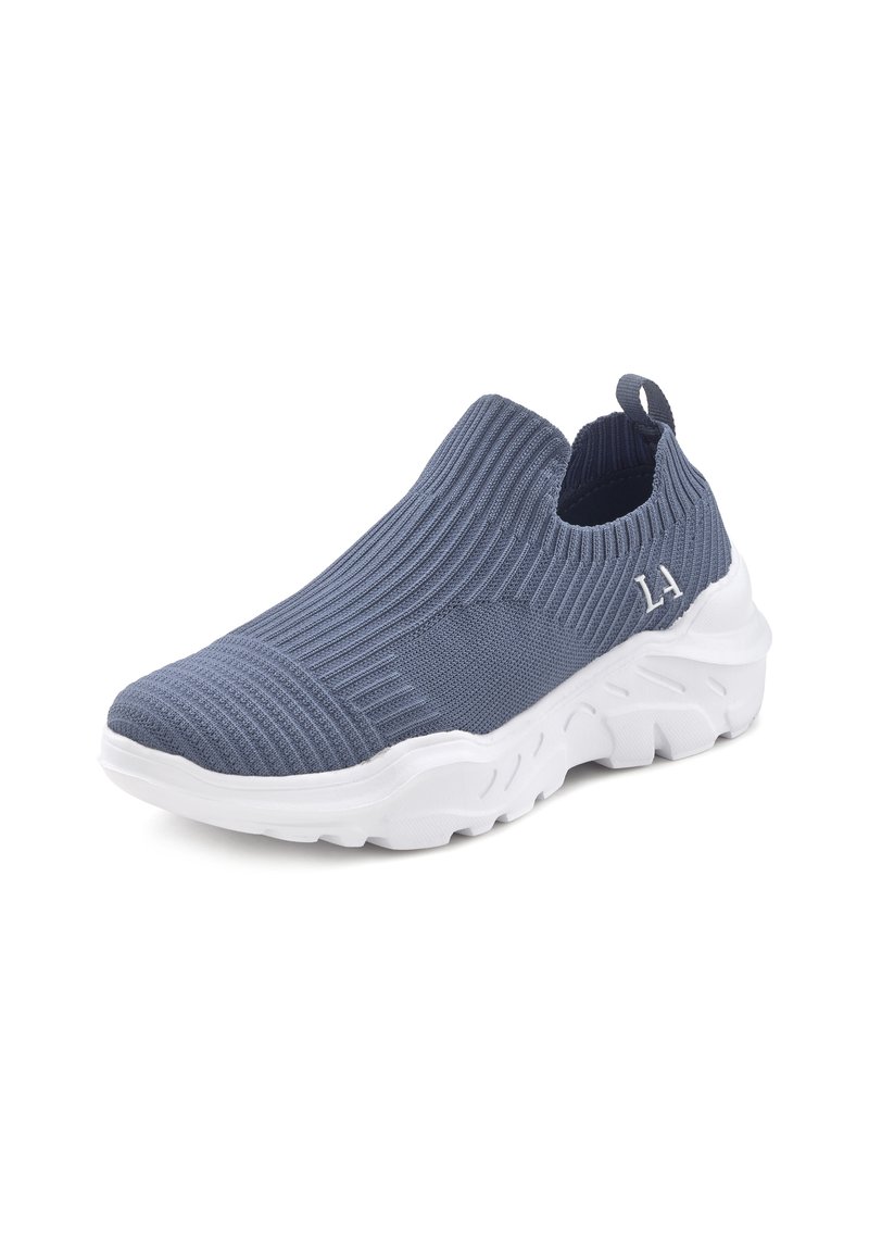 Sneaker slip-on in maglia blu scuro con texture a coste, suola in gomma bianca e motivo a rilievo circolare. Presenta un passante posteriore per facilitare l'indossamento.
