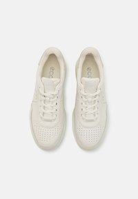 Vita lädersneakers med perforerad detalj, platta snören och en texturerad tunga, med en vadderad sula och slät yta.