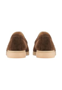 Smeđe nubuk cipele s zaobljenim vrhom, koje imaju svijetlosmeđu gumenu potplatu i minimalne šavove, prikazane sa stražnje strane.