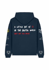 Felpa con cappuccio blu navy che presenta testi bianchi e rossi, una grafica di sole e illustrazioni sulle maniche. Materiale morbido, vestibilità rilassata.