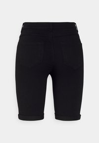 Svarta knälånga denimshorts med uppvikta fållar, två bakfickor och bälteshällor på en enkel vit bakgrund.