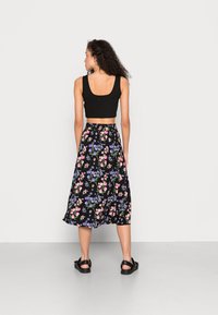 Pieces PCKAITLYN MIDI SKIRT - Saia evasé - black/blue