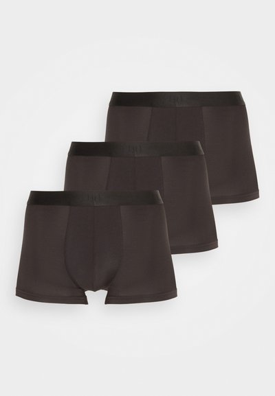 Trīs melnu bokseršortu pāri ar gludu tekstūru un elastīgu jostu, ar vienkāršu dizainu un bez redzamām rakstām.