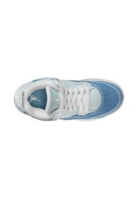 Sneakers in denim con una combinazione di tonalità di blu chiaro e scuro, con lacci bianchi e una parte superiore in tessuto morbido con un colletto imbottito.