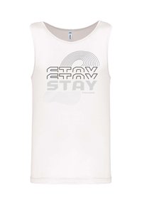 Weißes ärmelloses Tanktop mit dem Wort "STAY", das dreimal in unterschiedlichen Schriftarten wiederholt wird, und einem geschwungenen Linienmuster über und unter dem Text.