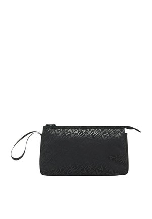 Astuccio rettangolare nero con cerniera e cinturino per il polso, con un motivo ripetuto di testo "Emporio Armani" in font diversi.