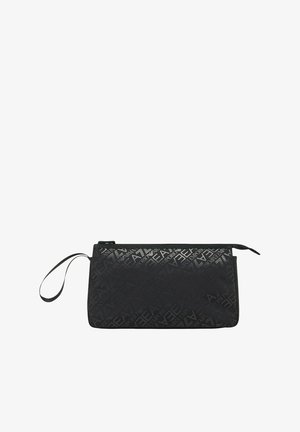 Astuccio rettangolare nero con cerniera e cinturino per il polso, con un motivo ripetuto di testo "Emporio Armani" in font diversi.