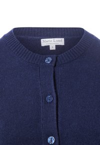Marineblauwe gebreide cardigan met een geribde kraag, drie knopen met glansluiting en een label met de tekst "Marie Lund, Kopenhagen, S."