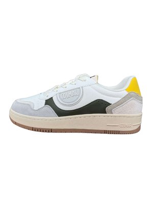 Sneaker bianca con dettagli in suede verde e grigio, patch giallo sul tallone, suola beige e logo "COLMAR" sul lato e sulla suola.
