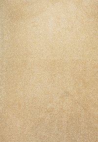 Nahaufnahme eines beigefarbenen Gewebes mit einer strukturierten, gitterartigen Musterung und subtilen Farbvariationen.