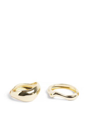 Guldtonede ringe med et glat, buet design; den ene har en bølget form, mens den anden er en simpel ring med låsemekanisme.