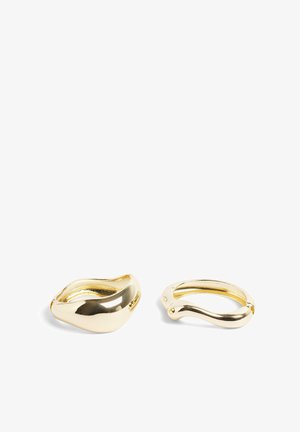 Guldtonede ringe med et glat, buet design; den ene har en bølget form, mens den anden er en simpel ring med låsemekanisme.