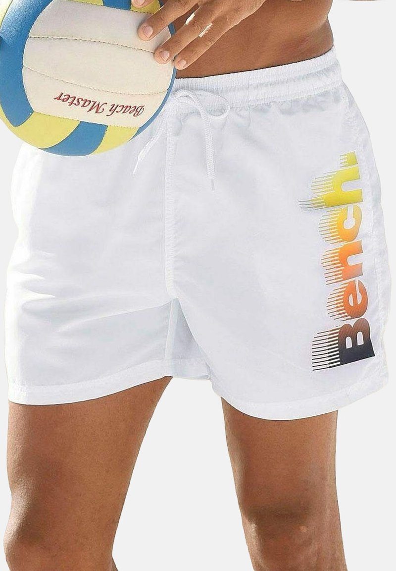 Weiße Badeshorts mit verstellbarem Bund und einem bunten "Bench"-Logo in Gelb, Orange und Schwarz an der Seite. Glatte Stofftextur.