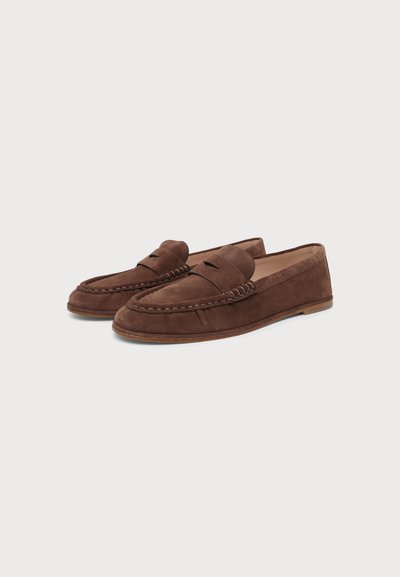 Paire de mocassins en daim marron avec surpiqûres mocassin et détail de lanière penny, présentée sur fond blanc.