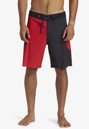Rote und schwarze Herren-Badehosen mit einem strukturierten, gestreiften Muster; verfügen über einen Kordelzugbund und Seitentaschen.