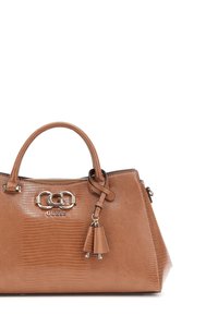 Borsa a tracolla in finta pelle color tan con superficie testurizzata, doppi manici e accessori in tonalità oro, che presenta il logo del marchio e un pon-pon decorativo.
