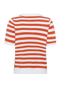 T-shirt en tricot à manches courtes avec des rayures horizontales rouges et blanches, un col rond et un ourlet inférieur blanc uni. Texture douce.