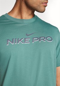 Nike Performance PRO - T-skjorte til trening - bicoastal