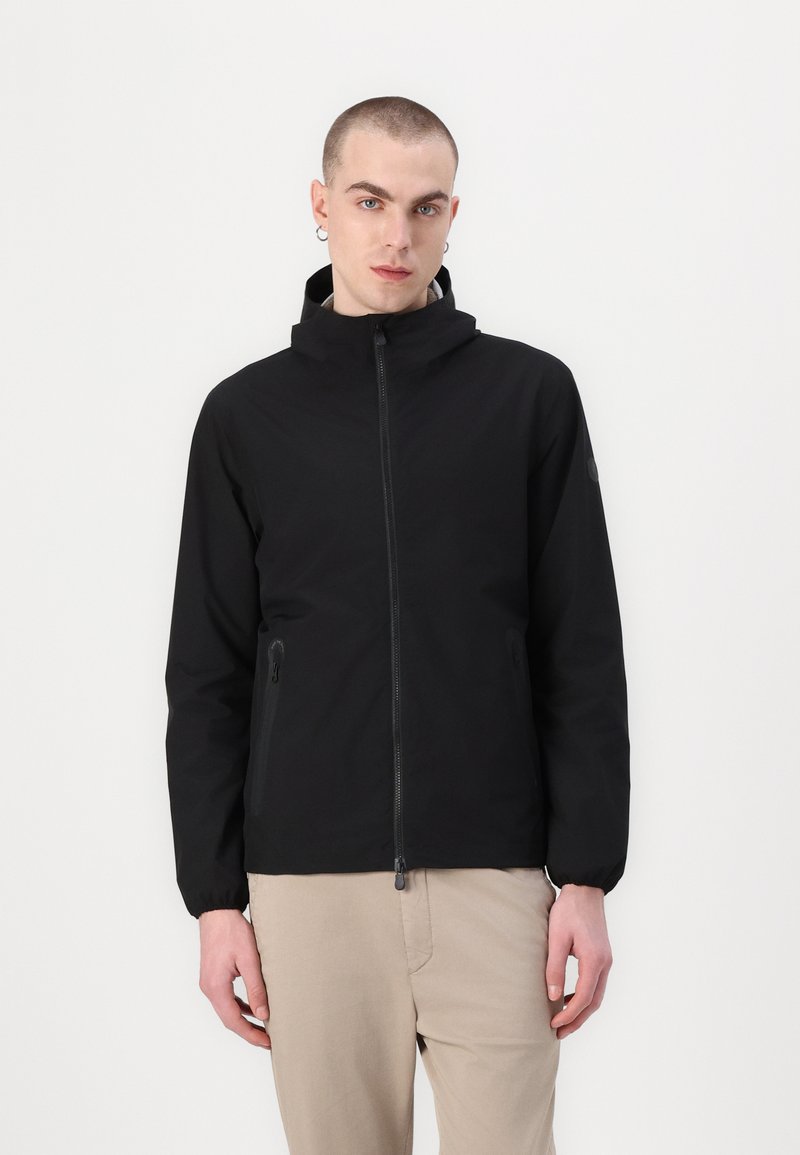 Sort letvægtsjakke med lynlås, hætte, elastiske manchetter og to sidelommer med lynlås. Glat tekstur med et minimalistisk design.