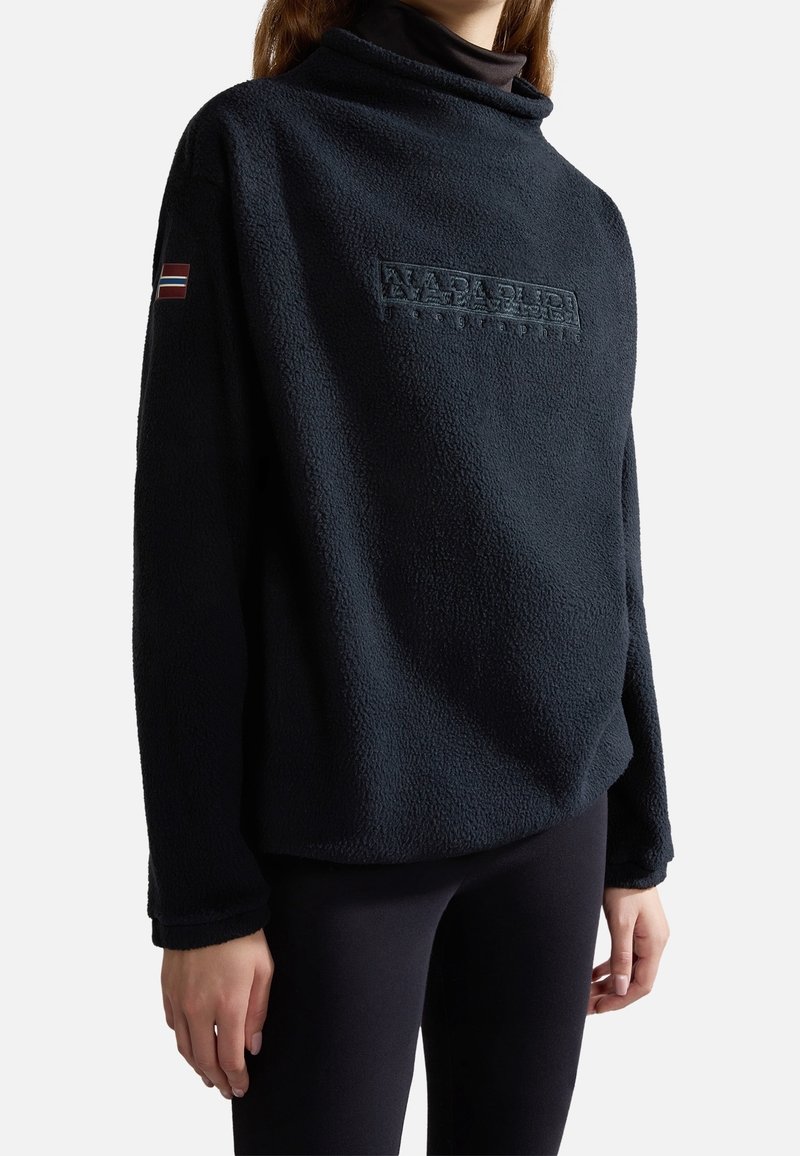 Pullover in pile nero con colletto alto, caratterizzato da un tessuto testurizzato e un logo in rilievo sul fronte, con un piccolo dettaglio a bandiera sulla manica.