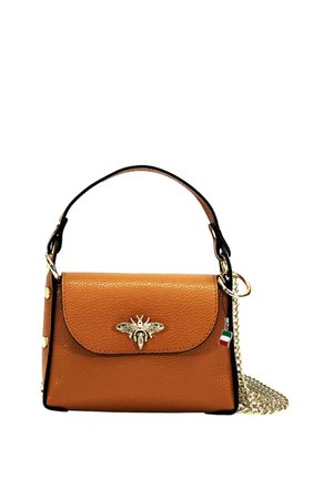 Petit sac à main en cuir beige avec ornement abeille en or, poignée courte et chaîne en or attachée avec un pendentif drapeau italien.