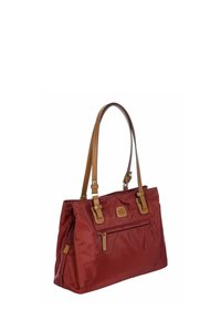 Rode nylon tote tas met bruin leren accenten, dubbele schouderbanden en een voorvak met rits. Vloeiend textuur en rechthoekige vorm.