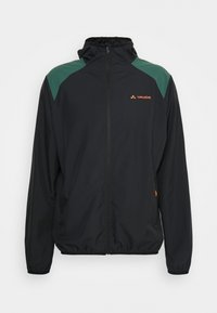 Czarna kurtka z zielonymi panelami na ramionach, pełny zamek, wysoki kołnierz, elastyczne mankiety i pomarańczowy detal z logo na piersi. Lekki materiał.