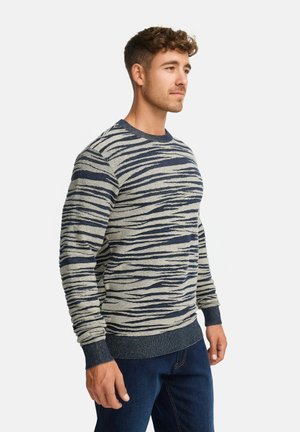 Maglione a righe blu navy e grigio con collo a giro, polsini e orlo a coste. Composto da un morbido materiale knit, presenta un motivo dinamico.