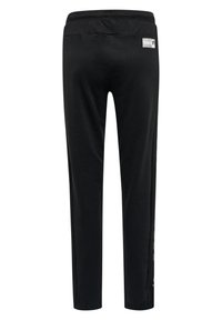 Zwarte sportbroek met een elastische tailleband, taps toelopende benen en subtiele logo-details aan de zijkanten. Glad stoffen textuur.