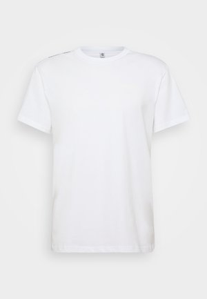Biela bavlnená tričko s krátkymi rukávmi, okrúhlym výstrihom a jemným logom na hrudi. Rovný strih a hladká textúra.