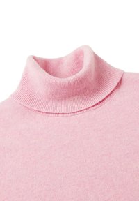 Pull à col roulé en maille rose clair avec col côtelé et texture fine, présenté sur un fond blanc.