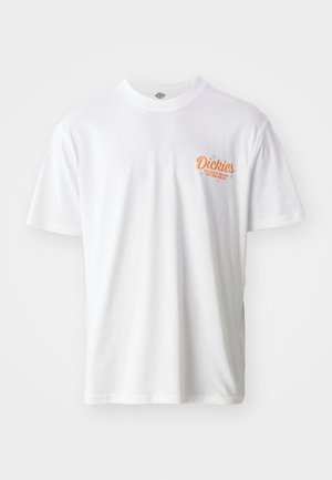 Bela bombažna majica z oranžnim vezenim logotipom na levem prsnem delu, kratkimi rokavi in klasčnim okroglim ovratnikom. Mehka tekstura.