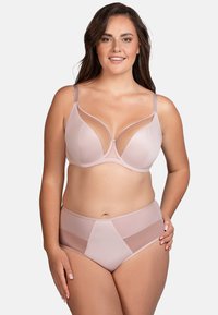 Ensemble comprenant un soutien-gorge rose clair et une culotte taille haute, mettant en avant un tissu lisse, des accents transparents et un design à décolleté plongeant.