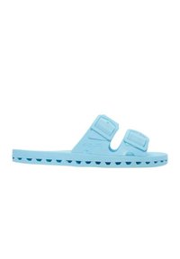 Sandalia de plástico azul claro con dos hebillas ajustables y una suela texturizada que presenta cortes triangulares para mejorar el agarre y la ventilación.